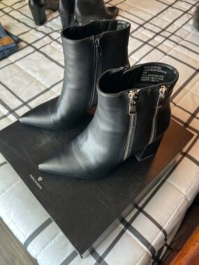 Seven Idols Black Pointed Toe Ankle Boots with Side Zippers